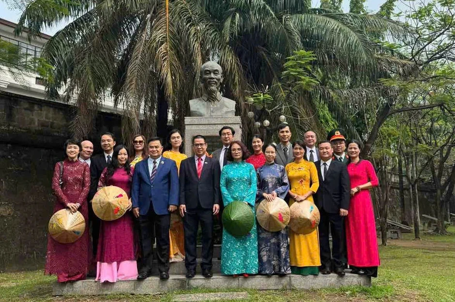 Dâng hoa kỷ niệm 136 năm Ngày sinh Chủ tịch Hồ Chí Minh tại Philippines Dâng hoa kỷ niệm 136 năm Ngày sinh Chủ tịch Hồ Chí Minh tại Philippines