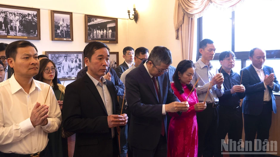 Dâng hoa kỷ niệm 136 năm Ngày sinh Chủ tịch Hồ Chí Minh tại Trung Quốc Dâng hoa kỷ niệm 136 năm Ngày sinh Chủ tịch Hồ Chí Minh tại Trung Quốc