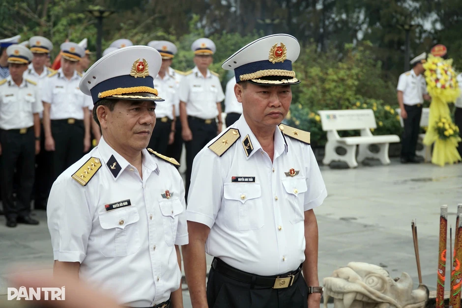Dâng hương hoa tưởng nhớ 64 liệt sỹ hy sinh trên đảo Gạc Ma Dâng hương hoa tưởng nhớ 64 liệt sỹ hy sinh trên đảo Gạc Ma