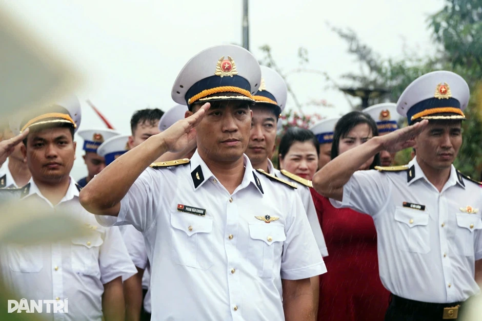 Dâng hương hoa tưởng nhớ 64 liệt sỹ hy sinh trên đảo Gạc Ma Dâng hương hoa tưởng nhớ 64 liệt sỹ hy sinh trên đảo Gạc Ma