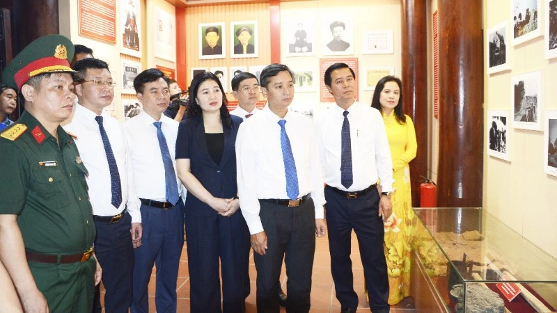 Dâng hương kỷ niệm 114 năm Ngày sinh Tổng Bí thư Nguyễn Văn Cừ Dâng hương kỷ niệm 114 năm Ngày sinh Tổng Bí thư Nguyễn Văn Cừ