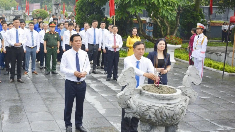 Dâng hương kỷ niệm 114 năm Ngày sinh Tổng Bí thư Nguyễn Văn Cừ Dâng hương kỷ niệm 114 năm Ngày sinh Tổng Bí thư Nguyễn Văn Cừ