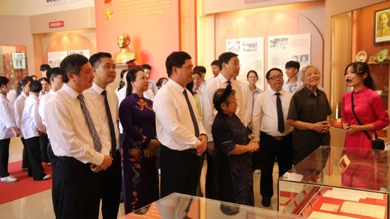 Dâng hương tưởng niệm 121 năm Ngày sinh đồng chí Hoàng Quốc Việt Dâng hương tưởng niệm 121 năm Ngày sinh đồng chí Hoàng Quốc Việt