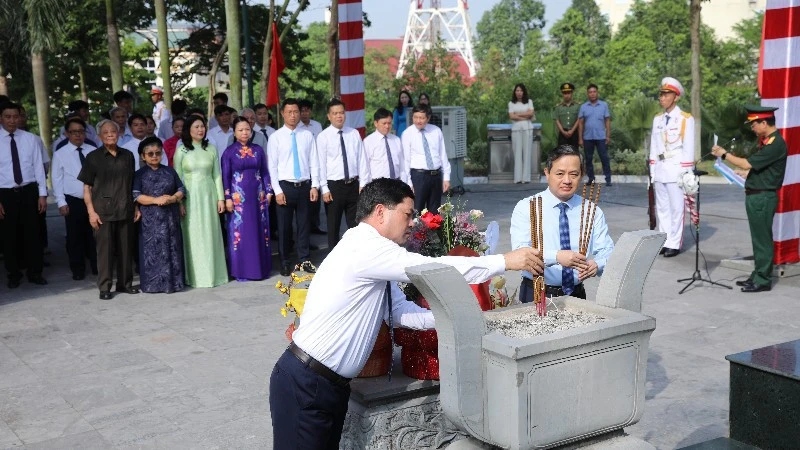 Dâng hương tưởng niệm 121 năm Ngày sinh đồng chí Hoàng Quốc Việt Dâng hương tưởng niệm 121 năm Ngày sinh đồng chí Hoàng Quốc Việt