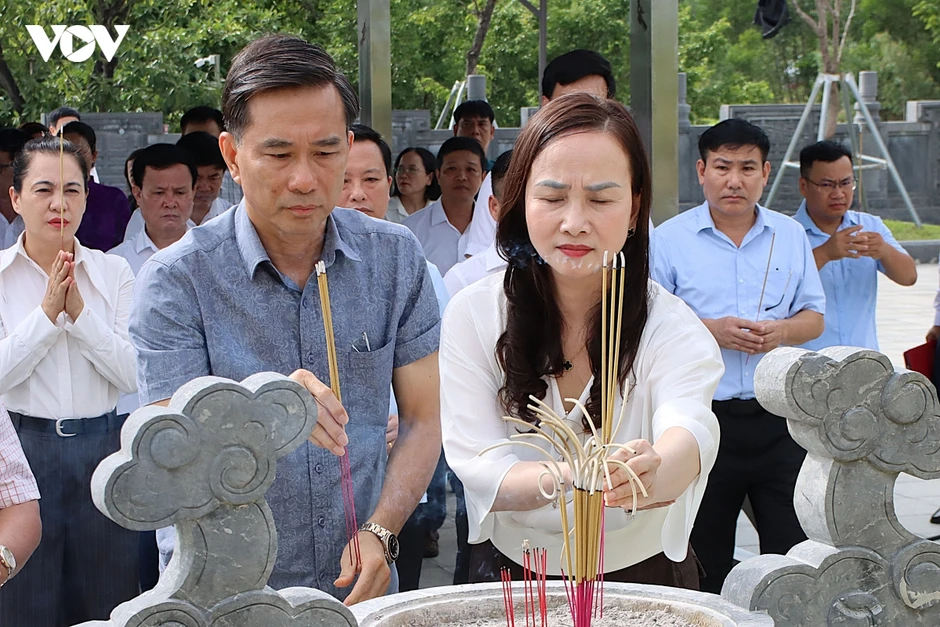 Dâng hương tưởng niệm 85 năm ngày Tổng Bí thư Hà Huy Tập hy sinh Dâng hương tưởng niệm 85 năm ngày Tổng Bí thư Hà Huy Tập hy sinh