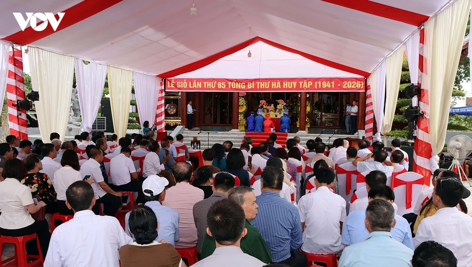 Dâng hương tưởng niệm 85 năm ngày Tổng Bí thư Hà Huy Tập hy sinh Dâng hương tưởng niệm 85 năm ngày Tổng Bí thư Hà Huy Tập hy sinh