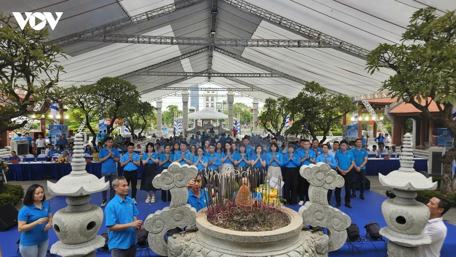 Dâng hương tưởng niệm 94 năm ngày hy sinh của đồng chí Nguyễn Đức Cảnh Dâng hương tưởng niệm 94 năm ngày hy sinh của đồng chí Nguyễn Đức Cảnh