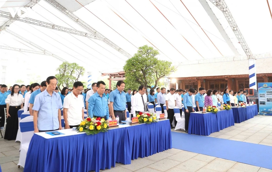 Dâng hương tưởng niệm 94 năm ngày hy sinh của đồng chí Nguyễn Đức Cảnh Dâng hương tưởng niệm 94 năm ngày hy sinh của đồng chí Nguyễn Đức Cảnh