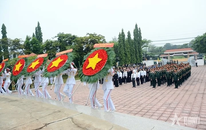 Dâng hương tưởng niệm các Anh hùng liệt sĩ tại Chốt chặn Tàu Ô Dâng hương tưởng niệm các Anh hùng liệt sĩ tại Chốt chặn Tàu Ô