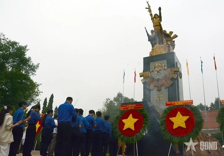 Dâng hương tưởng niệm các Anh hùng liệt sĩ tại Chốt chặn Tàu Ô Dâng hương tưởng niệm các Anh hùng liệt sĩ tại Chốt chặn Tàu Ô