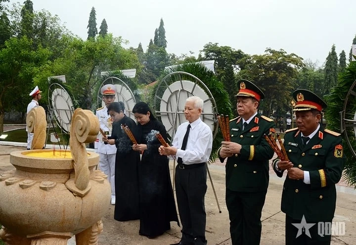 Dâng hương tưởng niệm các Anh hùng liệt sĩ tại Chốt chặn Tàu Ô Dâng hương tưởng niệm các Anh hùng liệt sĩ tại Chốt chặn Tàu Ô