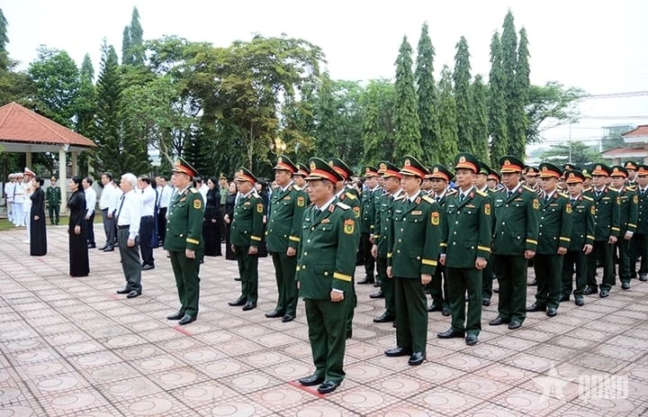 Dâng hương tưởng niệm các Anh hùng liệt sĩ tại Chốt chặn Tàu Ô Dâng hương tưởng niệm các Anh hùng liệt sĩ tại Chốt chặn Tàu Ô