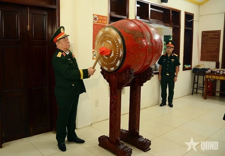 Dâng hương tưởng niệm các Anh hùng liệt sĩ tại Chốt chặn Tàu Ô Dâng hương tưởng niệm các Anh hùng liệt sĩ tại Chốt chặn Tàu Ô