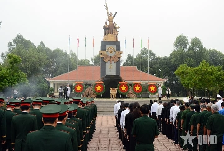 Dâng hương tưởng niệm các Anh hùng liệt sĩ tại Chốt chặn Tàu Ô Dâng hương tưởng niệm các Anh hùng liệt sĩ tại Chốt chặn Tàu Ô