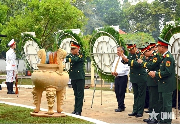 Dâng hương tưởng niệm các Anh hùng liệt sĩ tại Chốt chặn Tàu Ô Dâng hương tưởng niệm các Anh hùng liệt sĩ tại Chốt chặn Tàu Ô