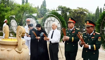 Dâng hương tưởng niệm các Anh hùng liệt sĩ tại Chốt chặn Tàu Ô