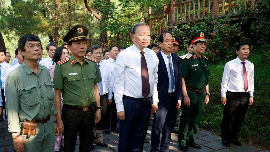Dâng hương tưởng niệm Đại tướng Võ Nguyên Giáp và các anh hùng liệt sĩ tại Quảng Trị Dâng hương tưởng niệm Đại tướng Võ Nguyên Giáp và các anh hùng liệt sĩ tại Quảng Trị