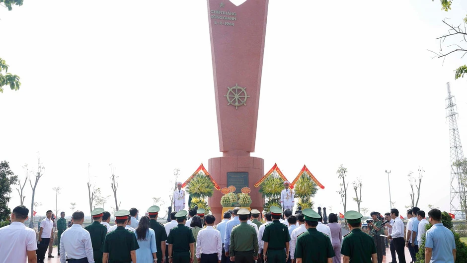 Dâng hương tưởng niệm Đại tướng Võ Nguyên Giáp và các anh hùng liệt sĩ tại Quảng Trị Dâng hương tưởng niệm Đại tướng Võ Nguyên Giáp và các anh hùng liệt sĩ tại Quảng Trị
