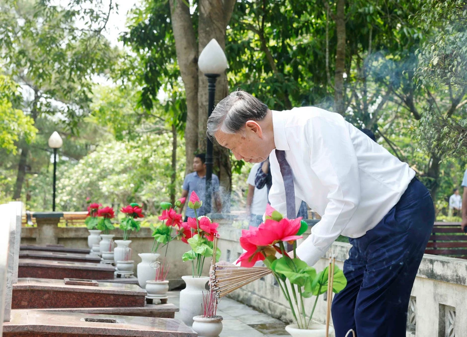 Dâng hương tưởng niệm Đại tướng Võ Nguyên Giáp và các anh hùng liệt sĩ tại Quảng Trị Dâng hương tưởng niệm Đại tướng Võ Nguyên Giáp và các anh hùng liệt sĩ tại Quảng Trị