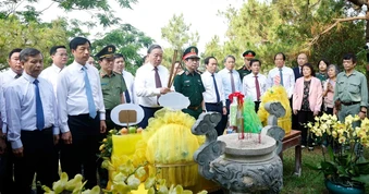 Dâng hương tưởng niệm Đại tướng Võ Nguyên Giáp và các anh hùng liệt sĩ tại Quảng Trị