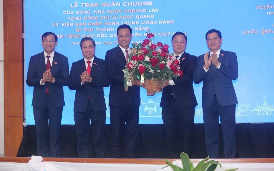 Đảng, Nhà nước Lào trao Huân chương Lao động hạng Nhì tặng Bí thư Thành ủy Đà Nẵng Lê Ngọc Quang Đảng, Nhà nước Lào trao Huân chương Lao động hạng Nhì tặng Bí thư Thành ủy Đà Nẵng Lê Ngọc Quang