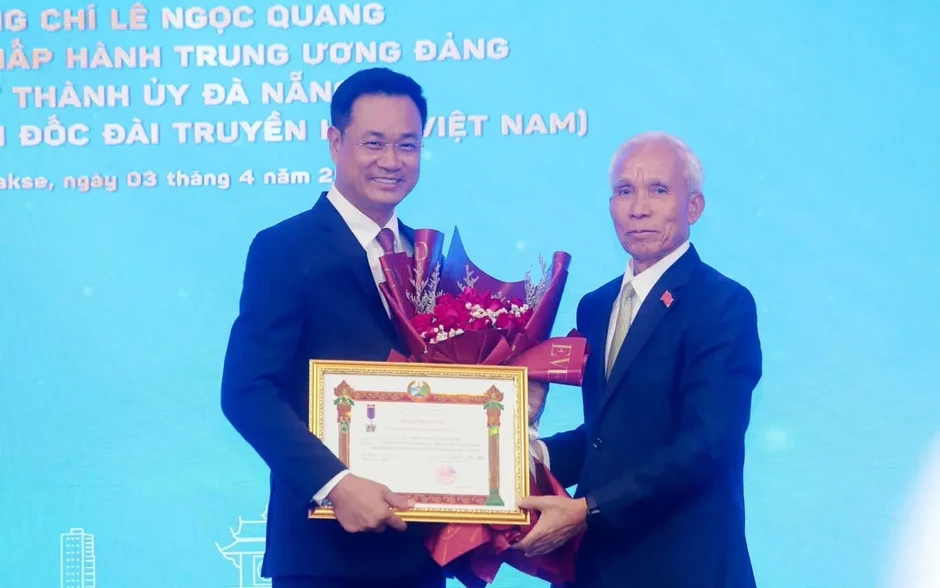 Đảng, Nhà nước Lào trao Huân chương Lao động hạng Nhì tặng Bí thư Thành ủy Đà Nẵng Lê Ngọc Quang Đảng, Nhà nước Lào trao Huân chương Lao động hạng Nhì tặng Bí thư Thành ủy Đà Nẵng Lê Ngọc Quang