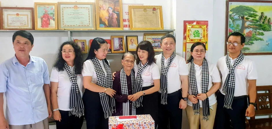 Đảng ủy các cơ quan Đảng TPHCM thăm các Mẹ Việt Nam Anh hùng tại Cao Bằng