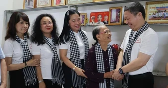 Đảng ủy các cơ quan Đảng TPHCM thăm các Mẹ Việt Nam Anh hùng tại Cao Bằng