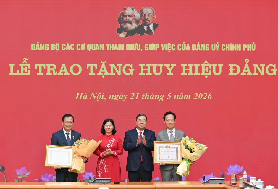 Đảng ủy Chính phủ trao tặng Huy hiệu 35 năm tuổi Đảng Đảng ủy Chính phủ trao tặng Huy hiệu 35 năm tuổi Đảng