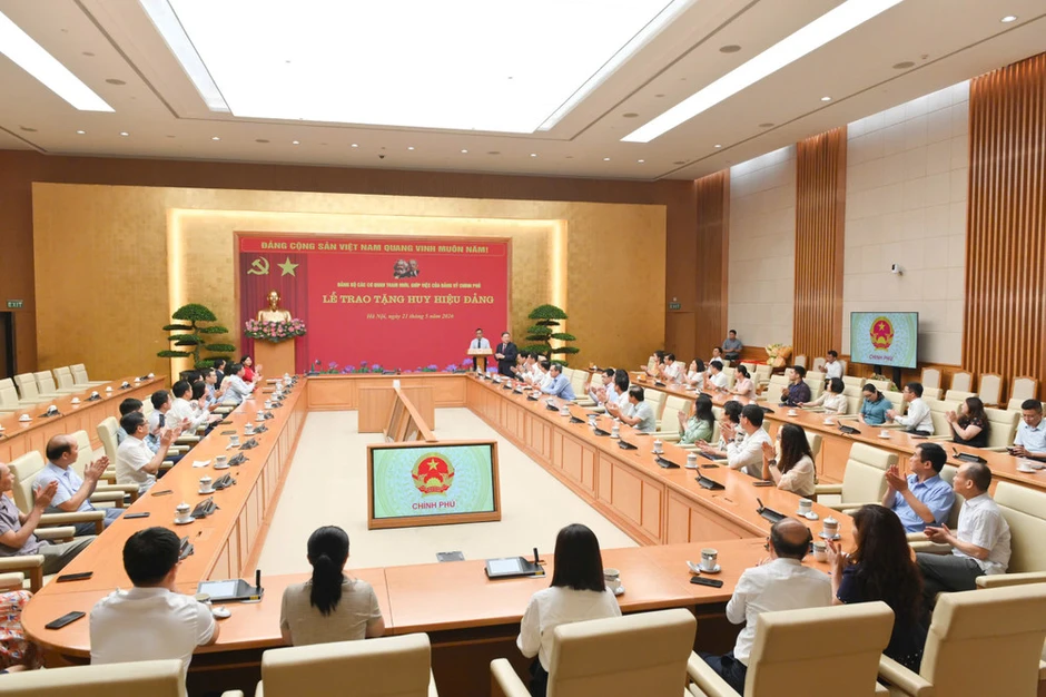 Đảng ủy Chính phủ trao tặng Huy hiệu 35 năm tuổi Đảng Đảng ủy Chính phủ trao tặng Huy hiệu 35 năm tuổi Đảng