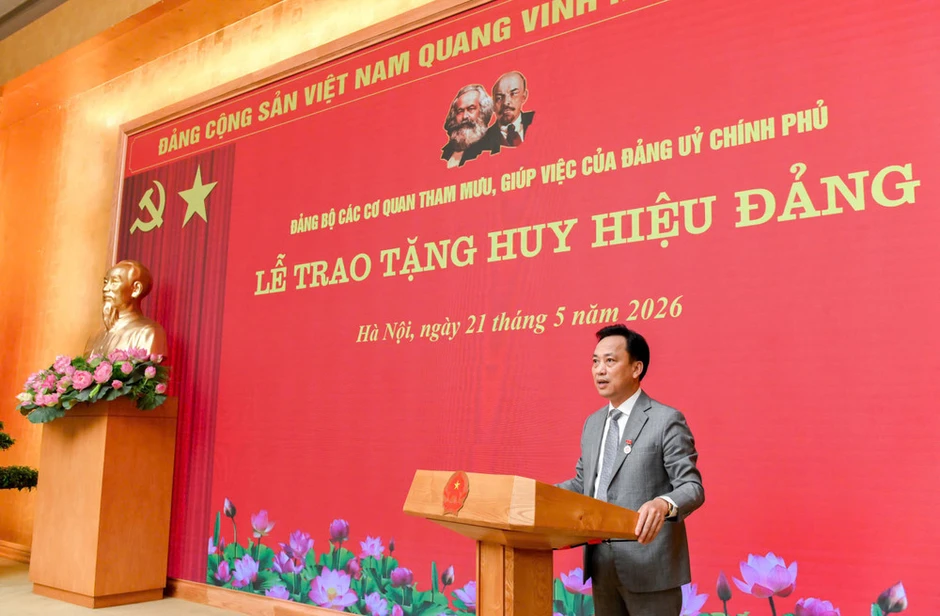 Đảng ủy Chính phủ trao tặng Huy hiệu 35 năm tuổi Đảng Đảng ủy Chính phủ trao tặng Huy hiệu 35 năm tuổi Đảng