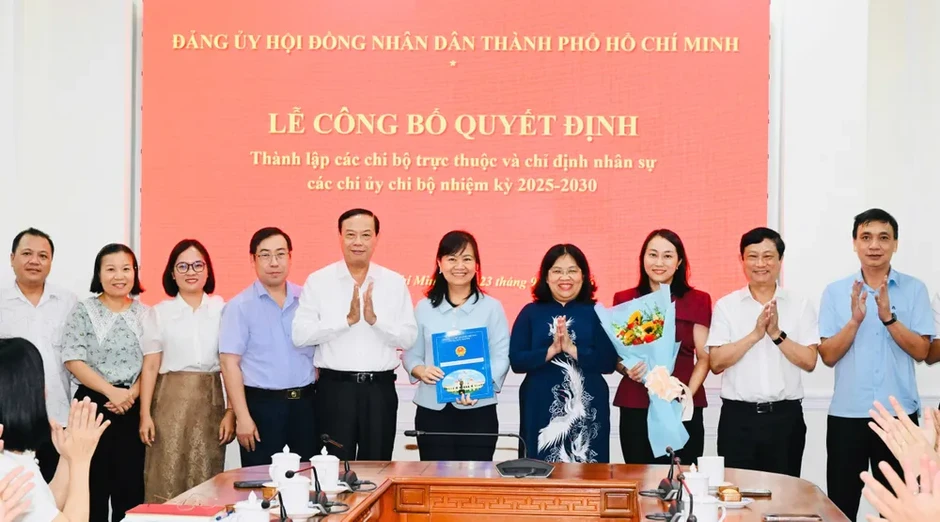 Đảng ủy HĐND TPHCM công bố quyết định thành lập 6 chi bộ Đảng ủy HĐND TPHCM công bố quyết định thành lập 6 chi bộ