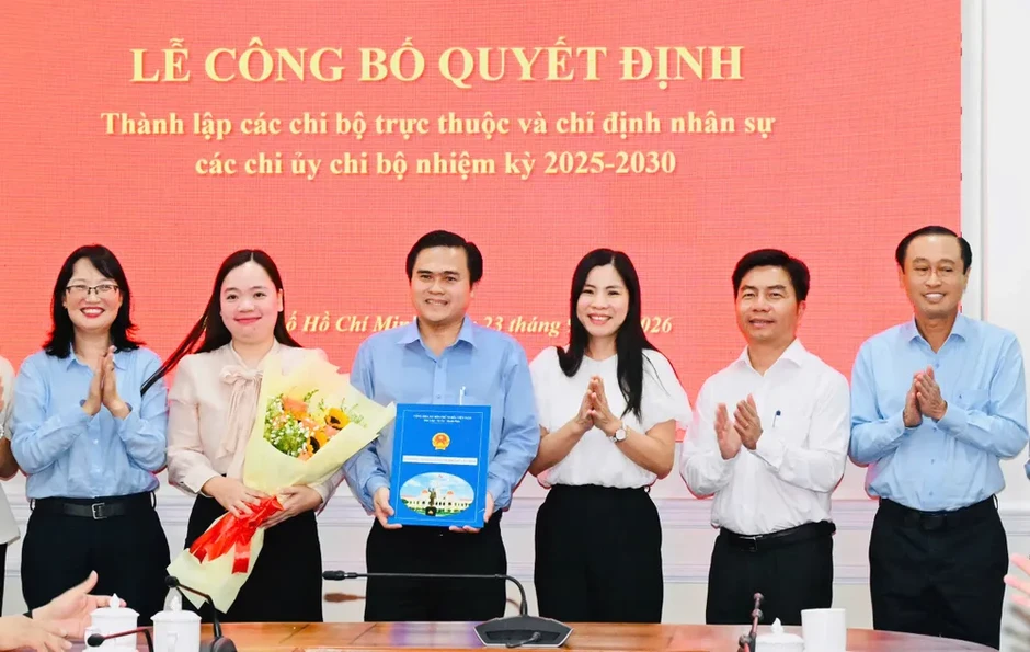 Đảng ủy HĐND TPHCM công bố quyết định thành lập 6 chi bộ Đảng ủy HĐND TPHCM công bố quyết định thành lập 6 chi bộ