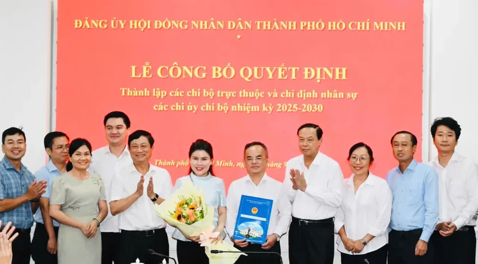 Đảng ủy HĐND TPHCM công bố quyết định thành lập 6 chi bộ Đảng ủy HĐND TPHCM công bố quyết định thành lập 6 chi bộ