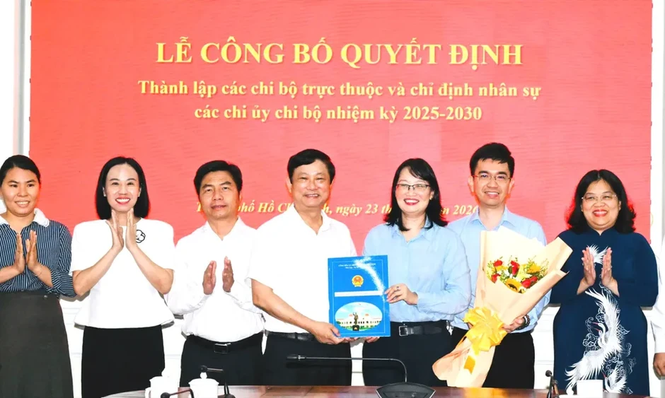 Đảng ủy HĐND TPHCM công bố quyết định thành lập 6 chi bộ Đảng ủy HĐND TPHCM công bố quyết định thành lập 6 chi bộ