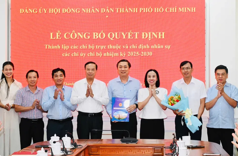 Đảng ủy HĐND TPHCM công bố quyết định thành lập 6 chi bộ Đảng ủy HĐND TPHCM công bố quyết định thành lập 6 chi bộ