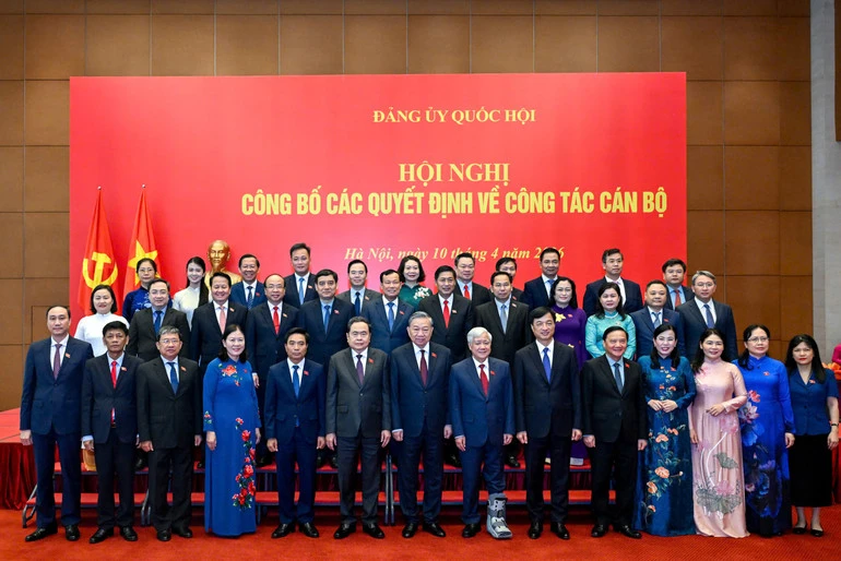 Đảng ủy Quốc hội công bố Quyết định của Bộ Chính trị về công tác cán bộ
