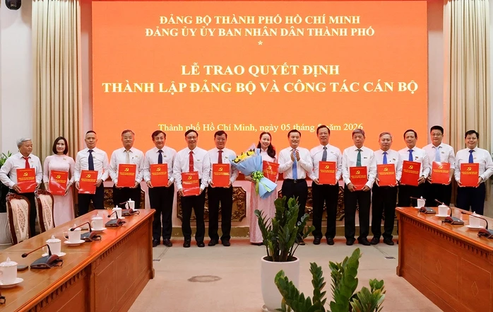 Đảng ủy UBND TPHCM công bố các quyết định quan trọng Đảng ủy UBND TPHCM công bố các quyết định quan trọng