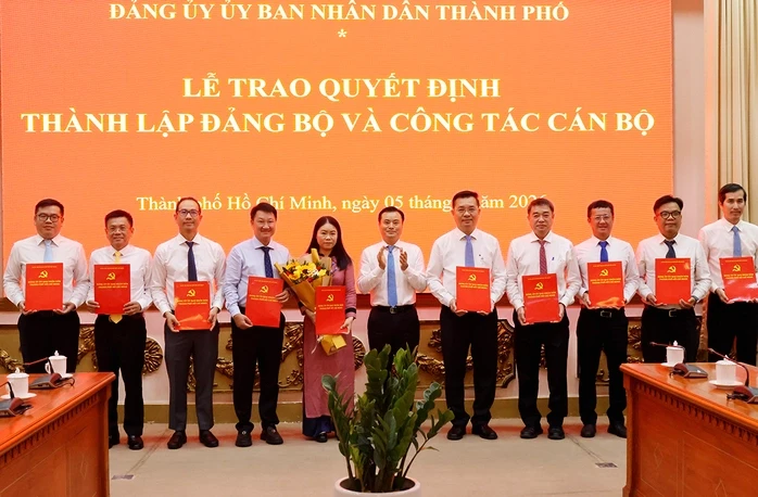Đảng ủy UBND TPHCM công bố các quyết định quan trọng Đảng ủy UBND TPHCM công bố các quyết định quan trọng
