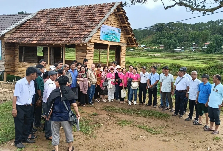 Đảng viên nói là làm, tạo chuyển biến ở Măng Đen Đảng viên nói là làm, tạo chuyển biến ở Măng Đen