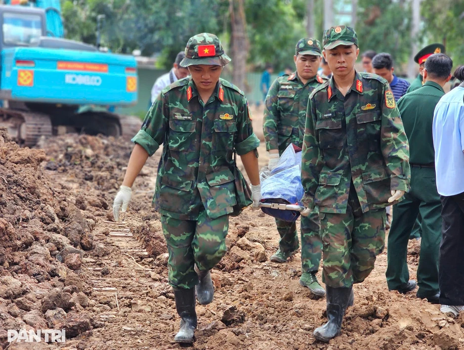 Đào 300m3 đất, tìm thấy thêm 14 bộ hài cốt liệt sĩ ở Công viên Lê Thị Riêng Đào 300m3 đất, tìm thấy thêm 14 bộ hài cốt liệt sĩ ở Công viên Lê Thị Riêng