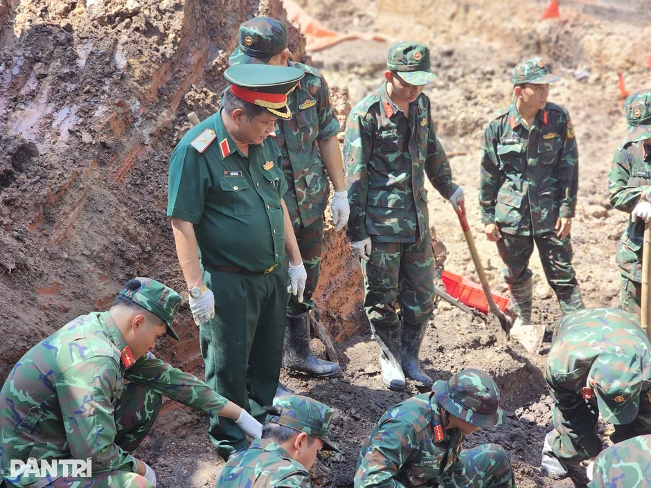 Đào 300m3 đất, tìm thấy thêm 14 bộ hài cốt liệt sĩ ở Công viên Lê Thị Riêng Đào 300m3 đất, tìm thấy thêm 14 bộ hài cốt liệt sĩ ở Công viên Lê Thị Riêng