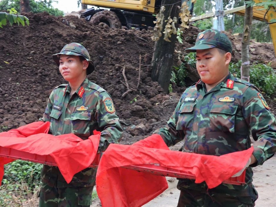 Đào hơn 200m3 đất, tìm thấy thêm 8 bộ hài cốt liệt sĩ ở Công viên Lê Thị Riêng Đào hơn 200m3 đất, tìm thấy thêm 8 bộ hài cốt liệt sĩ ở Công viên Lê Thị Riêng