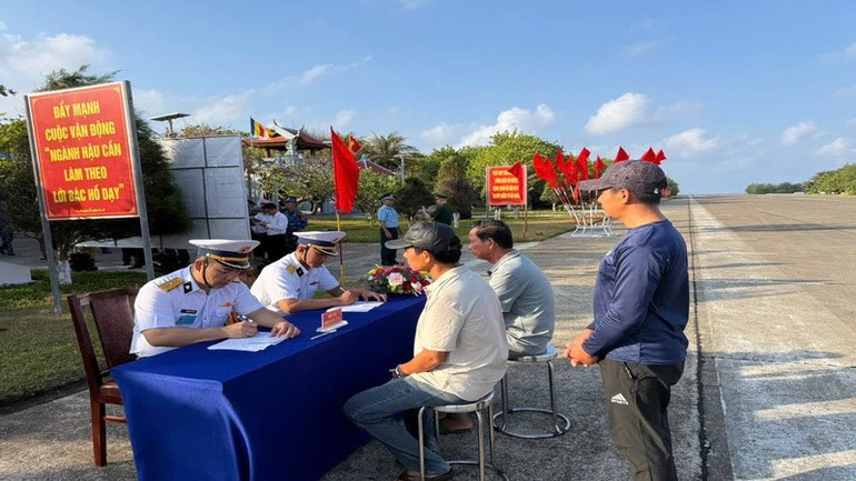 Đảo Trường Sa dâng hương tại các địa điểm văn hóa, tâm linh trước ngày bầu cử Đảo Trường Sa dâng hương tại các địa điểm văn hóa, tâm linh trước ngày bầu cử