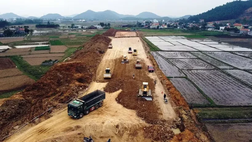 Đấu tranh phản bác các quan điểm sai trái về đầu tư công trong lĩnh vực xây dựng: Nhìn từ thực tiễn quản lý đầu tư phát triển hạ tầng giao thông Đấu tranh phản bác các quan điểm sai trái về đầu tư công trong lĩnh vực xây dựng: Nhìn từ thực tiễn quản lý đầu tư phát triển hạ tầng giao thông