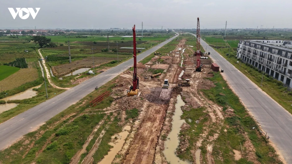 ĐBQH lo ngại áp lực cân đối vốn cho hai siêu dự án giao thông gần 580.000 tỷ đồng ĐBQH lo ngại áp lực cân đối vốn cho hai siêu dự án giao thông gần 580.000 tỷ đồng