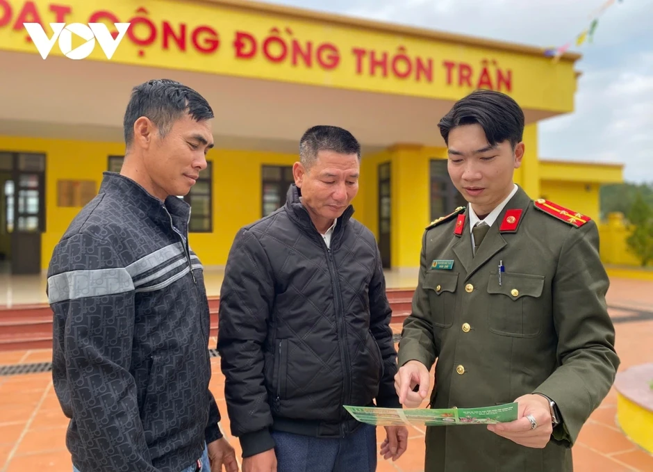 Để mỗi cử tri đều tự tay bỏ lá phiếu của mình