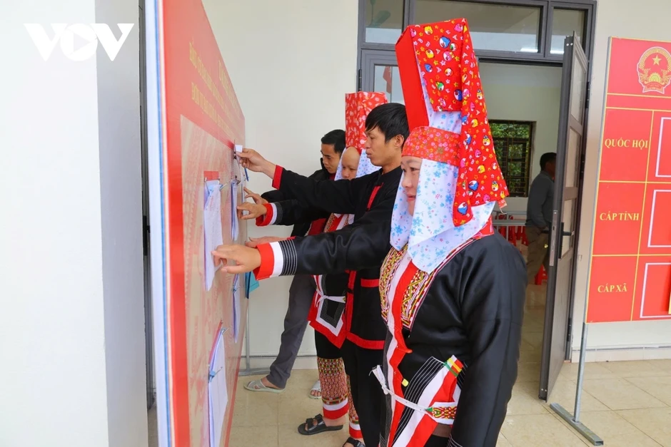 Để mỗi cử tri đều tự tay bỏ lá phiếu của mình