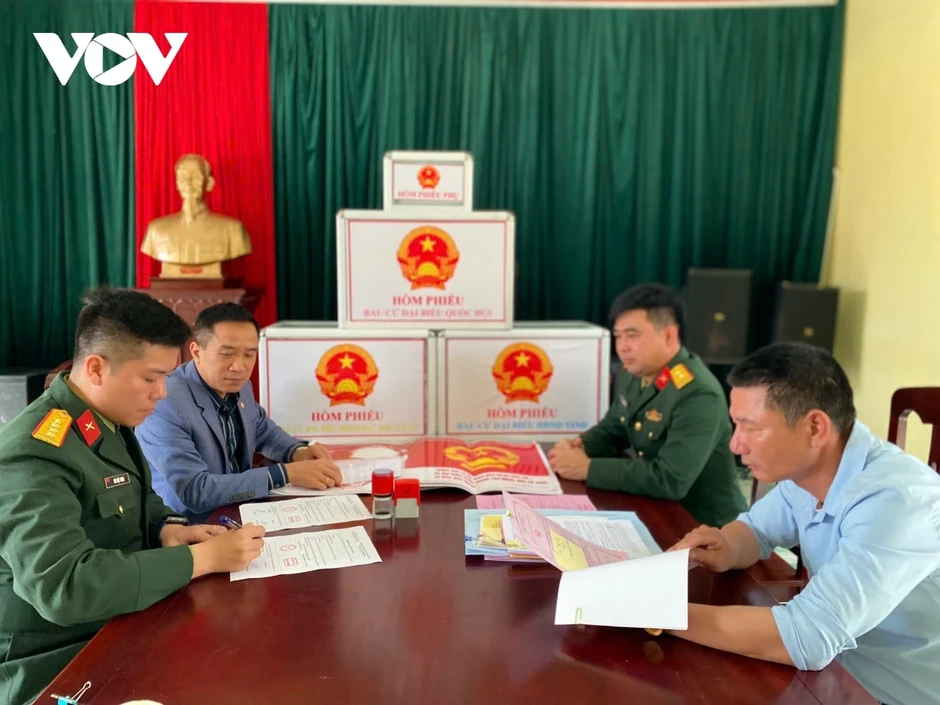 Để mỗi cử tri đều tự tay bỏ lá phiếu của mình