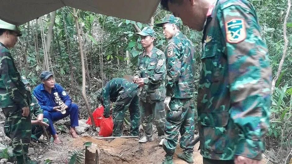 Đi rừng tìm mật ong thấy ụ đá giúp quy tập được hài cốt liệt sĩ Đi rừng tìm mật ong thấy ụ đá giúp quy tập được hài cốt liệt sĩ
